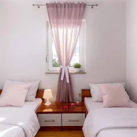 Apartment Mit Balkon Und Meerblick