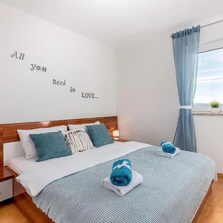 Apartment Mit Balkon Und Meerblick